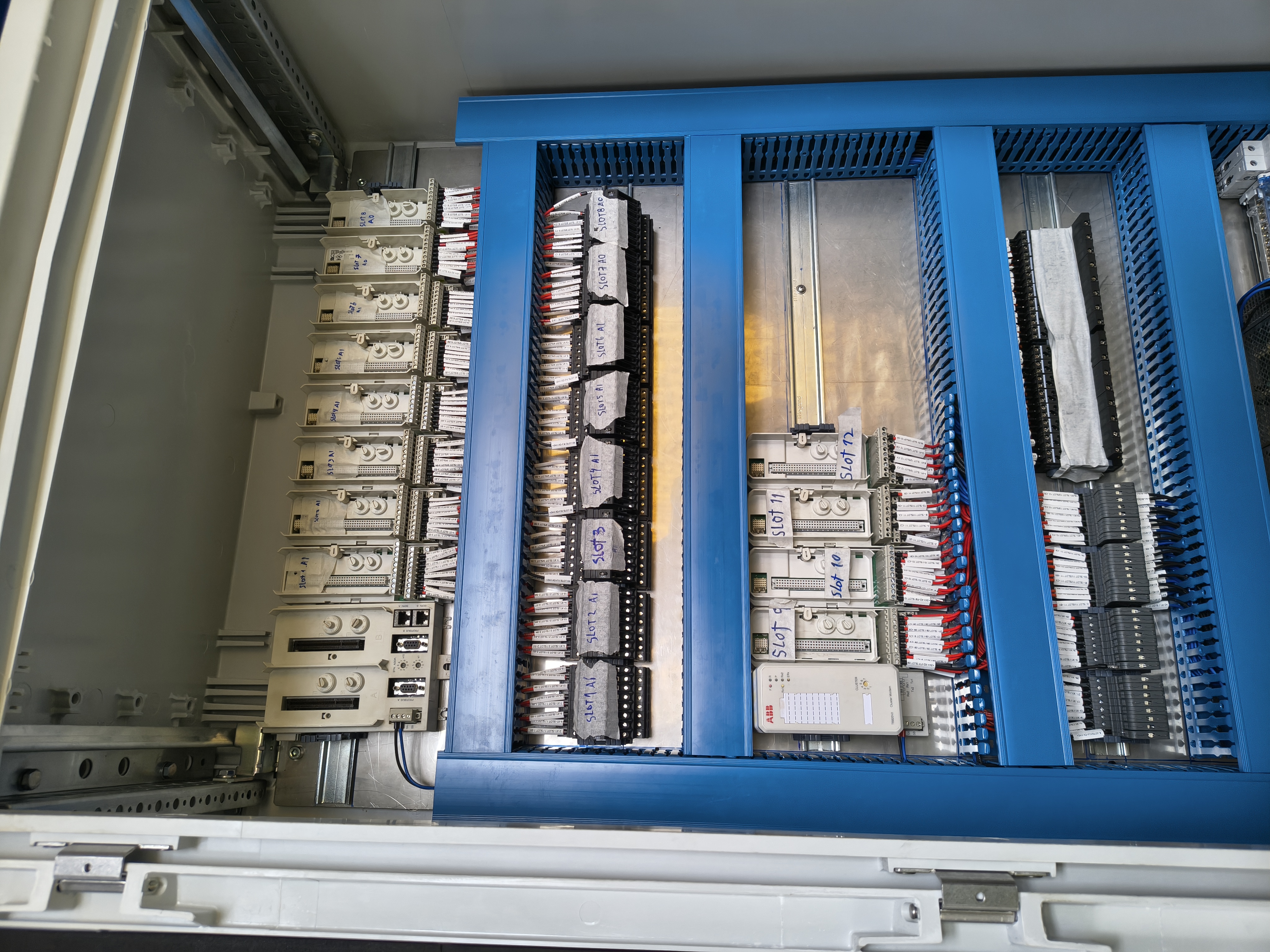 Técnico INGEOSS en subestación eléctrica